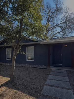 60’s mid-century ranch in Barton Hills  3 bed / 2 bath  1,666 SqFt $1,250,000 Listed by: @mblackburn_mckowen  #austinrealtor #austinrealestate #bartonhills #welcometoaustin #discoveratx #austinhomes #60s #midcenturymodern 