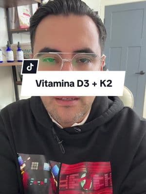 🌟 **¡La Importancia de la Vitamina D3 con K2!** 🌟 ¿Sabías que la vitamina D3 y K2 son esenciales para tu salud? 💪✨ La vitamina D3, conocida como "la vitamina del sol", ayuda a nuestro cuerpo a absorber el calcio, fortaleciendo nuestros huesos y sistema inmunológico. Pero, ¿sabías que la K2 juega un papel crucial en este proceso?  🔗 **¿Por qué son importantes juntas?**   La vitamina K2 ayuda a dirigir el calcio hacia los huesos y dientes, evitando que se acumule en las arterias y tejidos blandos. Esto significa que juntas, D3 y K2 promueven no solo huesos fuertes, sino también un corazón saludable. ❤️ ☀️ **Beneficios Clave:**   1. **Fortalece los huesos:** Reduce el riesgo de fracturas.   2. **Salud cardiovascular:** Mantiene las arterias limpias y saludables.   3. **Sistema inmunológico:** Aumenta tus defensas naturales.   Incluye alimentos ricos en estas vitaminas en tu dieta, como pescados grasos, yema de huevo, quesos fermentados y expónte al sol de manera segura. 🌞 ¡Cuida de tu salud! 💚 #VitaminaD3 #VitaminaK2 #Salud #Bienestar #Nutrición #fypシ #parati #creatorsearchinsights #vitaminad3 #vitaminad3beneficios 