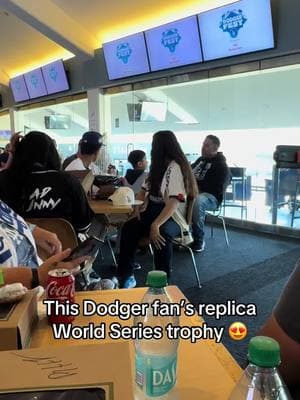 Dodger fans are amazing #dodgers #dodgerfans #losangelesdodgers #dodgerbaseball #dodgerstadium #MLB @Los Angeles Dodgers 