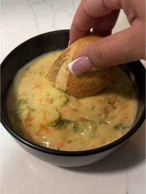 🥦🥕🧀#broccolicheddarsoup #sopa #sopadebrocoli #sopadeverduras #chuletasdepuerco #porkchops #ensalada #cocinando #recetas #comida #ideasdecomida #cena 