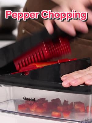 Easy pepper chopping with geedel veggie chopper #geedel #pepper #kitchengadgets #veggiechopper #vegetables #chopping #savetime #foodprep #cookierunkingdom #tiktokban 