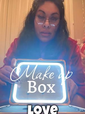 I love this #Makeupbox #qisleemakeupbox #qislee #portablemakeupbox #makeuporganizer #ledlights #Vanity #Makeup #makeupartists 