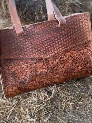 New concealed carry purse!!! Go Order one!! #leather #tooledleather #tooledleatherpurse #sheridanflower #handmade #wyomingmade #concealedcarrypurse 