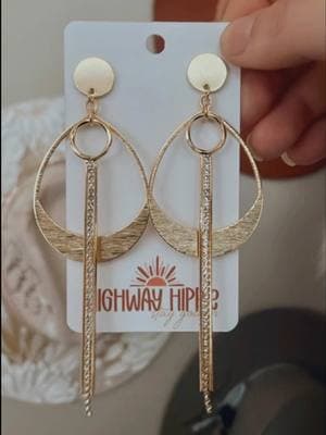 Feeling brand new with our new logo, on our new earring cards ✨ these will be rolling out in packages shipping today! We can’t wait for y’all to see them in person 🤩 #highwayhippie #staygolden #handmadejewelry 