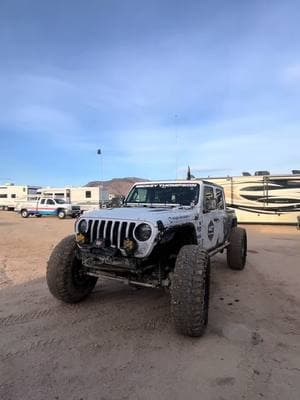 Mud got the best of the gladdy out at #KOH  #KOH #offroad #kingofthehammers #jt #gladiator #jeepgladiator #johnsonvalley #jeep #jeeplife 