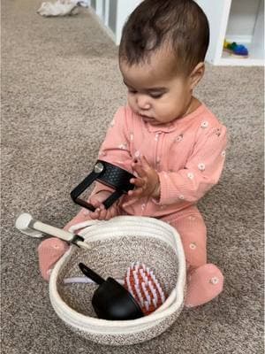 Make a theme basket for your baby to learn & explore! ✨  This is such an easy activity to do during your baby’s wake windows using items found around the house!  It is so good for sensory and speech development in infancy 🫶🏼  #babydevelopment #7monthsold #babyplay #wakewindowideas #babyactivities #momtips #creatorsearchinsights 