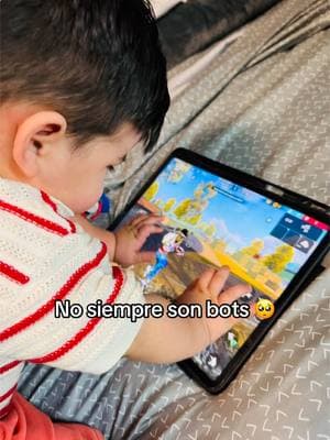 Mi hijo aprendiendo a jugar free fire 😍🥺#garena #freefire #foryoupage #alak #garenafreefire @505alak_2 