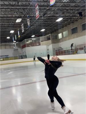 My hair was super tangled after this 🥺 #figureskating #IceSkating #skatingtricks #sport #practiceoutfit #aesthetic 