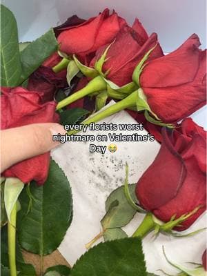 make sure to check your flowers to my florists out there😭 #beginnerflorist #ramobuchon #flowers #roses #ieflorist #floristoftiktok #parati #ValentinesDay #diadesanvalentin #fypシ 