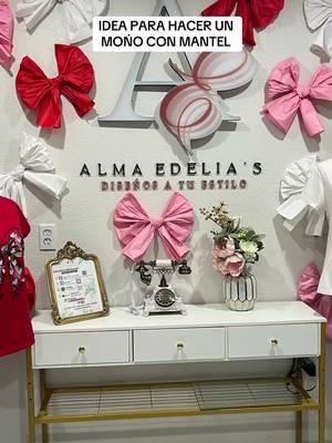 ¡Transforma tu pared en un rincón romántico para el Día del Amor y la Amistad! ❤️🎀✨ Te mostramos una idea hermosa y fácil de hacer con moños de papel en tonos rojos, rosas y blancos, combinados con detalles elegantes como marcos dorados, flores y un toque vintage. Perfecto para decorar tu tienda, oficina o tu espacio favorito. ¡Dale un toque especial a este 14 de febrero! 🎥💡 Paso a paso: 1️⃣ Corta papel de colores en rectángulos grandes. 2️⃣ Pliega en forma de acordeón y amarra al centro. 3️⃣ Dale forma de moño y fija con cinta adhesiva a la pared. 4️⃣ Agrega detalles como flores, cuadros o luces. ¡Etiqueta a alguien que necesita esta idea! 💘✨ #DecoraciónSanValentín #DIY14Febrero #AmorYAmistad #DecoraciónCreativa #IdeasParaTiendas #ManualidadesFáciles #EmprendedoresCreativos #SanValentínDecor