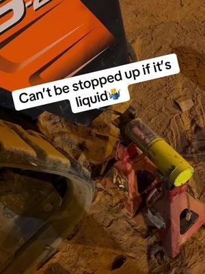 #fyp #heavyequipment #cattle #farmer#ifitworksitsnotstupid #sendit #watchthis#realmanofgenius #stuck #grease #greasefitting #sonofabiscuit 