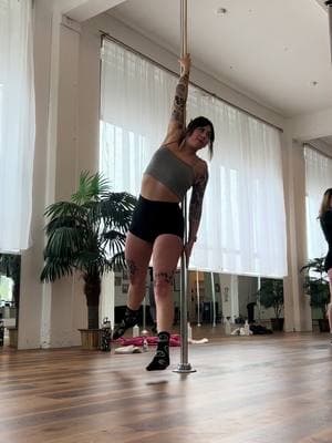 Impromptu mid day pole class was so fun + i learned some new spins 💘 im feeling really strong and motivated lately 💪🏽🩰 #poledance #beginnerpole #polefitnessbeginner #poledancing #pole #polefactory 