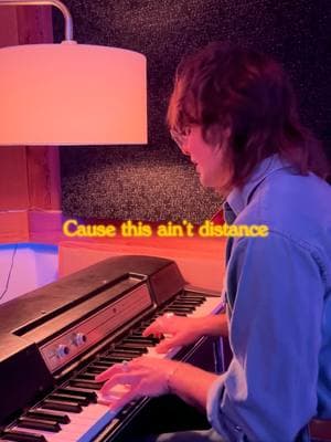 The chorus from my song “This Ain’t Distance” 🕰️🦋 If you know, you know #singersongwriter #original #wurlitzer #electricpiano #situationship #laurelcanyon