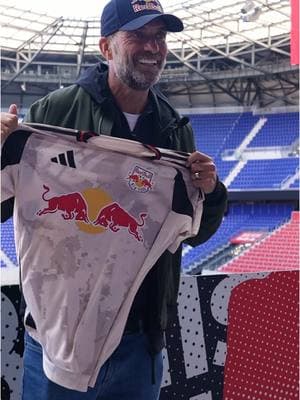 New digs, new threads. You’re gonna love it here, Jürgen Klopp 🏟️ #NewYorkRedBulls #MLS #RedRunsDeep #football #Soccer 