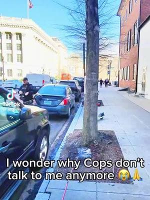 cops love donuts, run #knowyourlaws #intimidation #copsoftiktok #filmthepolice #policeaudits #Policemissconduct #tiktokpolice 