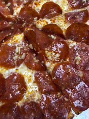 Smash or pass? #pizza #garlic #carson #pepperoni #asmr 