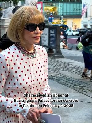 Keep up the good work, Anna 😄❤️ #annawintour #annawintourvogue #vogue #usvogue #editorinchief #fashionicon #fashionlegend #kingcharles #dameannawintour #honor #buckinghampalace #celebrity #fashionnews #celebritynews #aginggracefully 