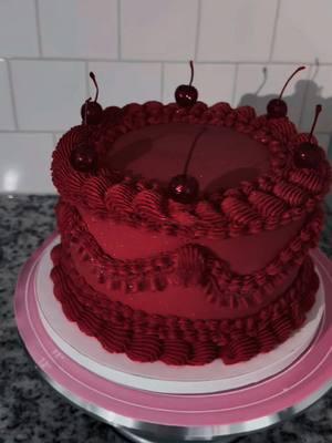 I can’t have enough of this vibrant red cake!!!   #cake #vintageredcake #glittercake #cakedecorating #fyp #pasteles #pastelespersonalizados #pov #homebaker #viral #mustwatch #cakesbylalo 