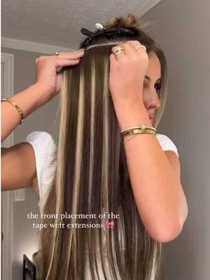 Always apply diagonally for the front, so you can wear the hair up with the tape in extensions✅ Hair color: tortoiseshell balayage 22inch  #endaringhair #tapeinhairextensions #tapeinstallation #tapeweft #invisibletapeextensions #virginhairextensions #22inchextensions #longhairextensions