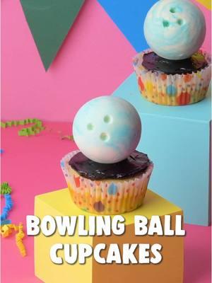 🎳+🧁= STRIKE! #soyummy #cupcake #cupcakedecoration #bowling #bowlingboll #buttercream #buttercreamold #playwithyourfood #cupcaketoppers #creativecupcakes #creativedesserts 