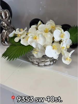 Luce unas hermosas orquídeas sin necesidad del cuidado excesivo que conlleva tenerlas naturales. Fácil cuidado y mantenimiento #ypdecorations #artificialarrangements #luxuryhomes #easymaintenance #parati 