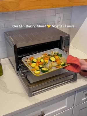 Did you know? Our Mini Baking Sheet (9x13”) fits in most air fryers, making it perfect for crisping up your favorites! 🍟✨  #airfryer #baking #caraway #carawayhome 