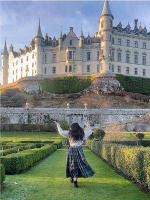 Guys, I want a castle 🏰 #dontbeboring❤️💜💚 #scotlandforever #dunrobincastle #scotlandtiktok #kilt #castle #princessdiaries 