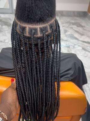 💥Meduim knotless 💥 #Rosesbraids  #smallknotlessbraids #ombrehair #tbt #ombreknotlessbraids  #Ruskin braider #tampahairstylist #stpetebraider #smallknotlessbraids