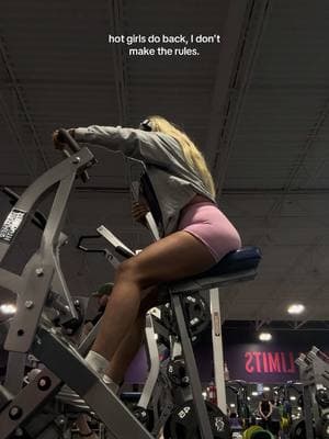 I don’t make the rules 🤷🏼‍♀️ #backworkout #workoutroutine #GymTok #gym #gymgirl #teamwork #crunchgym 