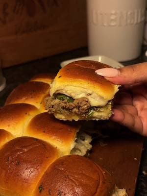 Philly Cheesesteak Sliders for Super bowl Sunday. Such a quick and easy game day food idea, and it’s only right since the Eagles are taking home that Win! 😌💚🦅  INGREDIENTS: @KING’S HAWAIIAN rolls Thinly shaved ribeye steak Provolone or white American cheese Green bell pepper (chopped) Yellow onion (chopped) Seasoned salt Garlic powder  Black pepper  Worcestershire sauce Garlic butter (melted butter, garlic paste & parsley)  #phillycheesesteak #sliders #superbowlsnacks #gamedayfood #theremixkitchen 