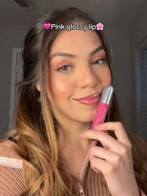 Pink lip gloss>>> here’s one by @r.e.m. beauty 🌸🩷💕 #pinklipgloss #pinklips #rembeauty #rembeautylipgloss #lipgloss #ValentinesDay #makeup 