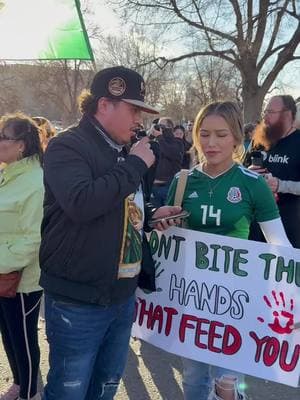 Mi respetos para esta muchacha 🫡#protesta #denvercolorado #icemigracion #ice #migraendenver #imigrantesunidos #protestasmexicanas #trendearagua #deportacionesendenvercolorado #redadasendenver 