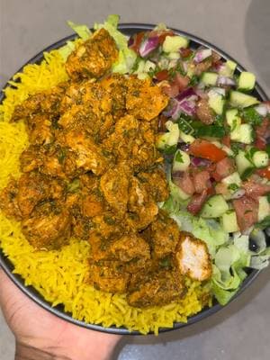 Halal cart chicken & rice! Who wants the recipe to this beautiful dish 😍 #halalcart #halal #rice #chickenandrice #ricebowl 