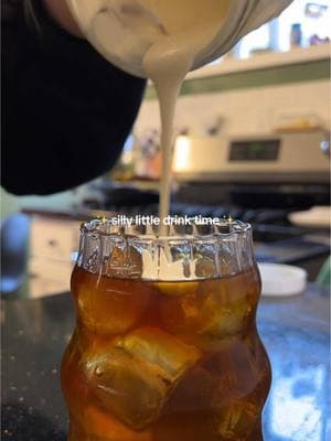 silly little drink time ✨ cream soda coldbrew tonic with coldfoam ✨ this combo was sooo insanely good obviously I used @Drink Poppi cream soda but you can use whichever you like  . . . #sillylittledrinktime #drinkrecipes #beveragegirlies #coldbrew 