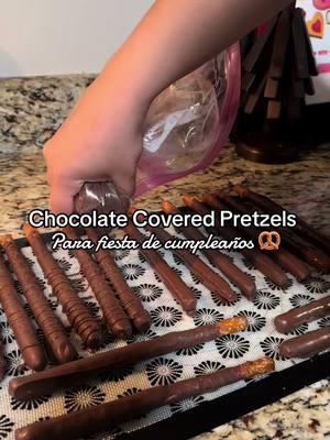 No me va matar la pobreza 😅😂🥳 #chocolatecoveredpretzels #pretzelrods #treats #postres #postresdeliciosos #postre #postresparafiestas #fiesta #fiestadecumpleaños #party #treattable #mesadepostres #ideasdepostres #desserts #postresfaciles #postresfacilesyrapidos #chocolate #chocolatecoveredtreats #DIY #diymom #diypartyideas #diypartytreats #fiestaparaniños #themedtreats #moanatheme #nerftheme #mamatrabajadora #mamaluchona #fiestasinfantiles #partyfavorsforkids #personalizedgifts #personalizedtreats #personalizado #postrespersonalizados #personalized #birthdaytreats #fyp #parati #viral 