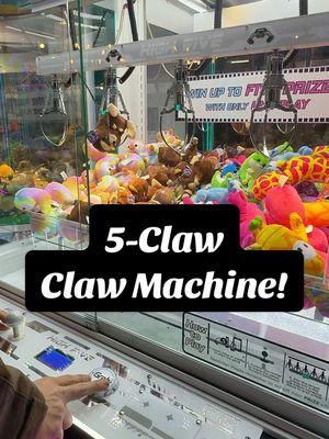 I found a 5 Claw Claw Machine😱 #clawmachine #arcade #arcadia #spaceneedle #clawmachines