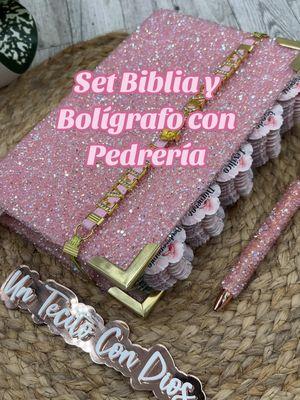 Biblia hija de Dios versión pedrería. Escríbenos al 252-740-4009 u ordena la biblia directamente en el enlace en el perfil.  envíos a Estados Unidos, Puerto Rico, y Honduras. #u#untecitocondios #reinavalera1960 #bibliaspersonalizadas #bibliaspersonalizadasusa #bibliahijadedios #bibliasconpedrería #bibliarosatornasol #tiendadebiblias