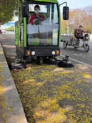 Let's take a look at the sweeping effect of this sweeper, which is suitable for cleaning park roads and shopping malls.#streetsweeper #clean #environmentprotection #sweepingcar 