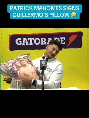 #PatrickMahomes signs Guillermo’s pillow!!! 😂 #SuperBowl #Chiefs 