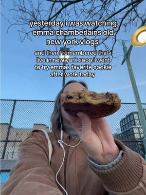 remember the video Emma did where she asked people for nyc recommendations in the park from like 2021 #emmachamberlain #emmachamberlainedit #emmachamberlainvlog #nycvlog #newyork #newyorkcookies #cookiereview #chipcity @Chip City 