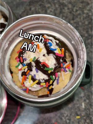 I really hope the cool whip and chocolate sauce doesn’t mess up the ice cream results😩 #snackpacking #snackideas #icecream #kidslunch 