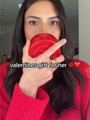 Honestly get her the matching perfume too just bc 🥰🤷🏽‍♀️ #lastminutevalentinesgift #valentinesdaygift #valentinesgiftforher #fyp #glossier #cremedeyou #bodybutter #skincare #skintok 