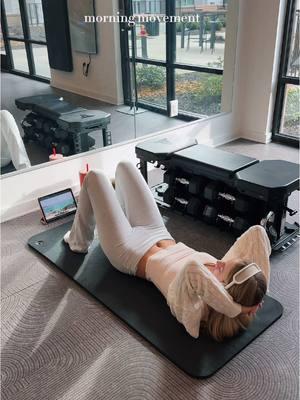 at home pilates with @Move With Nicole 🧘🏼‍♀️  #athomeworkout #pilates #movewithnicole #pilatesathomeworkout #morningmovement #workoutwithme 