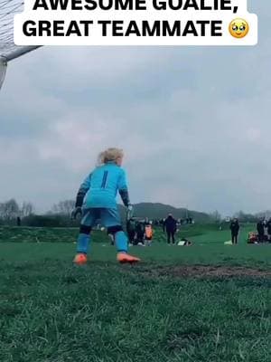 Things you love to see: this 🥹 (via @sally) #Soccer #teamwork #sportsmanship 