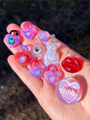 🩷💕💋👙🔮💘 LOVE 🔥 Valentine’s Day is right around the corner, make sure you haven’t forgotten to get something special for your someone special. Glass lasts forever. 🥰 #glass #glassblowing #sparkle #Love #glassart #heart #heartlocket #valentine #ValentinesDay #girly