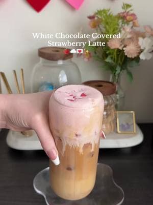 White Chocolate Covered Strawberry Latte 🍓☁️💌✨ #cocolatecoveredstrawberries #whitechocolatecoveredstrawberries #strawberrylatte #chocolatecoveredstrawberrylatte #nespresso #nespressovertuo #nespressorecipes #whitechocolatemocha #valentinescoffee 