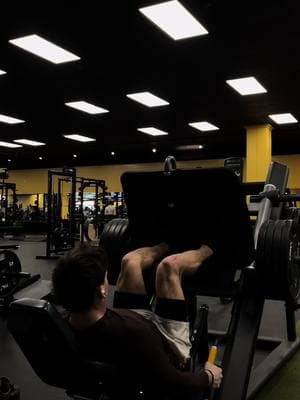 quite litterally haven’t leg pressed in 4 years…😂 #f#fitnessm#modelp#posingg#gymratf#fitcheckg#GymLifet#teenbodybuildingg#gymfitm#motivating#motivation