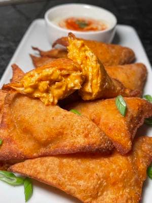 Make sure yall add these Buffalo Chicken Wontons to your menu for game day! They’re the perfect snack to have while watching the Super Bowl this weekend 😋 INGREDIENTS: For Chicken: 1 1/3 cups Chicken Breast (shredded) Onion Powder (to taste) Garlic Powder (to taste) Smoked Paprika (to taste) Chicken Boullion (to taste) Creole Seasoning (to taste) Black Pepper (to taste) For Buffalo Mixture: 4 oz Cream Cheese (softened) 1 cup Mozzarella Cheese (shredded) 1/2 cup Cheddar Cheese (shredded) 1 tbsp @Hidden Valley Ranch Seasoning 1/2 cup @franksredhot Buffalo Sauce 1/2 tbsp @Ken’s Steak House Dressings Blue Cheese  Fresh chives (chopped) or 1 sprig Green Onion (green part only) 1/2 tsp Garlic Powder #buffalochicken #buffalochickendip #superbowlsnacks #gamedayfood #theremixkitchen 