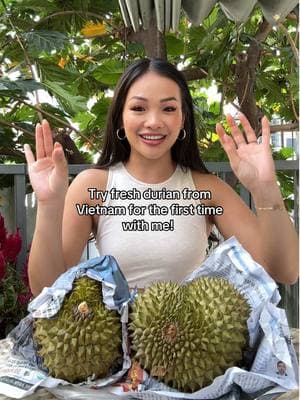 So many guest appearances in one video! Have you guys tried this and would you try this?!!! I seriously it so much!! #saurieng #durian #fruit #mukbang #exoticfruit #Foodie #food #fruitreview #asianfruit #vietnam #saigon #hochiminh 