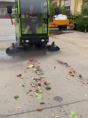 Are you still worried about road cleaning? It can be used on small roads and shopping malls, and customized services are also provided.#streetsweeper #clean #environmentprotection #sweepingcar 